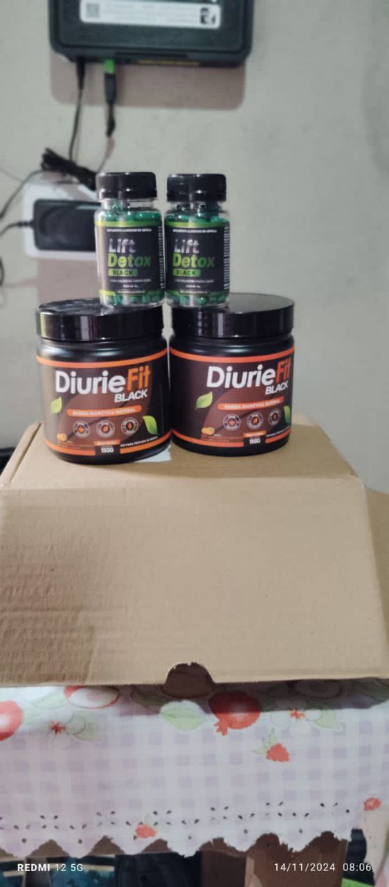 Dois potes do Diurie Fit Black com Lift Detox sobre caixa de entrega
