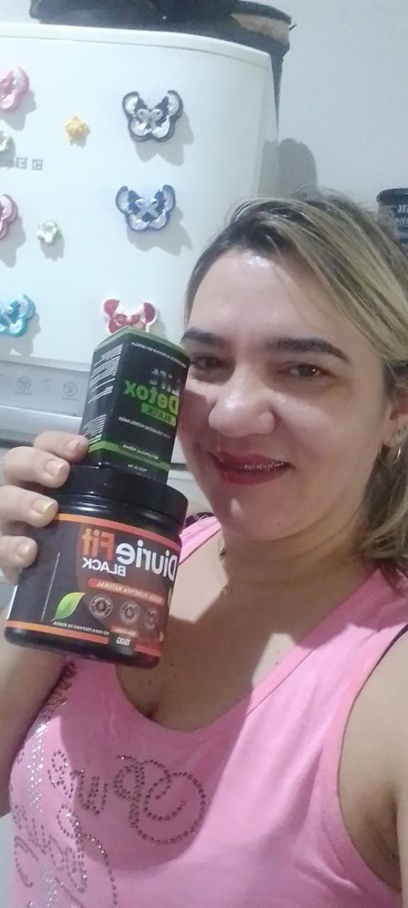 Depoimento — selfie de cliente segurando o pote do Diurie Fit Black