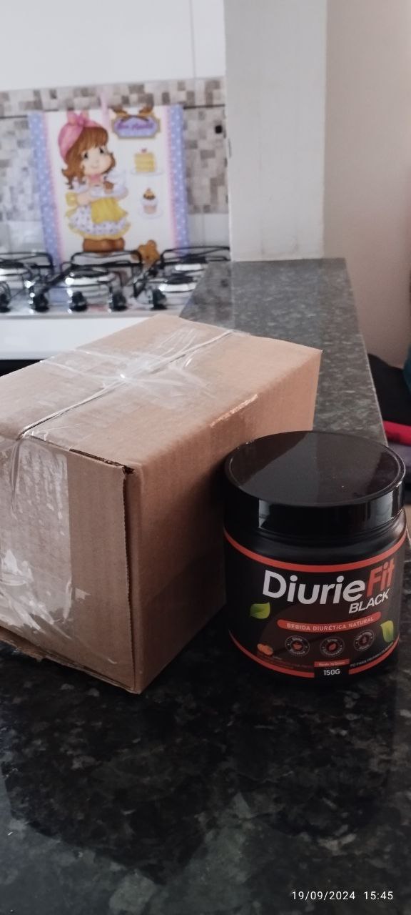 Pote do Diurie Fit Black ao lado de caixa de entrega na cozinha