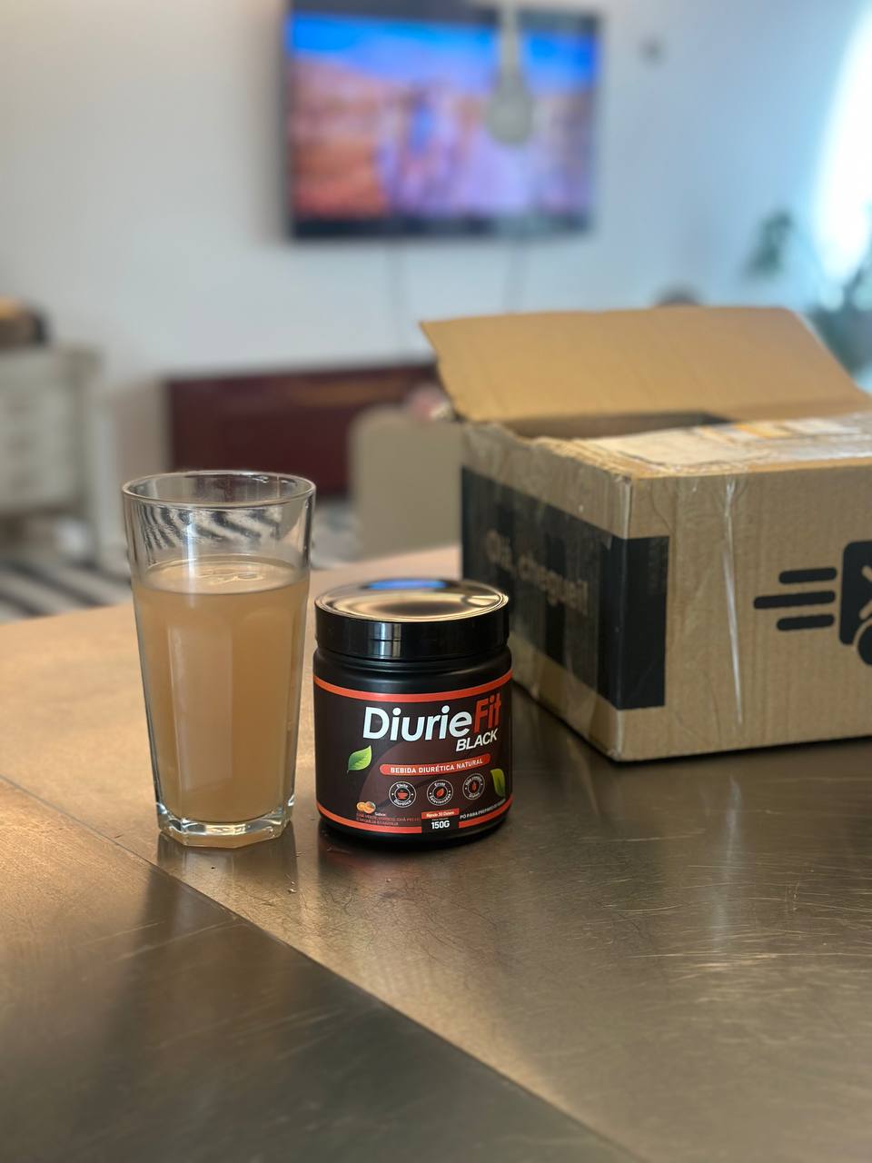 Pote do Diurie Fit Black ao lado de copo com a bebida preparada