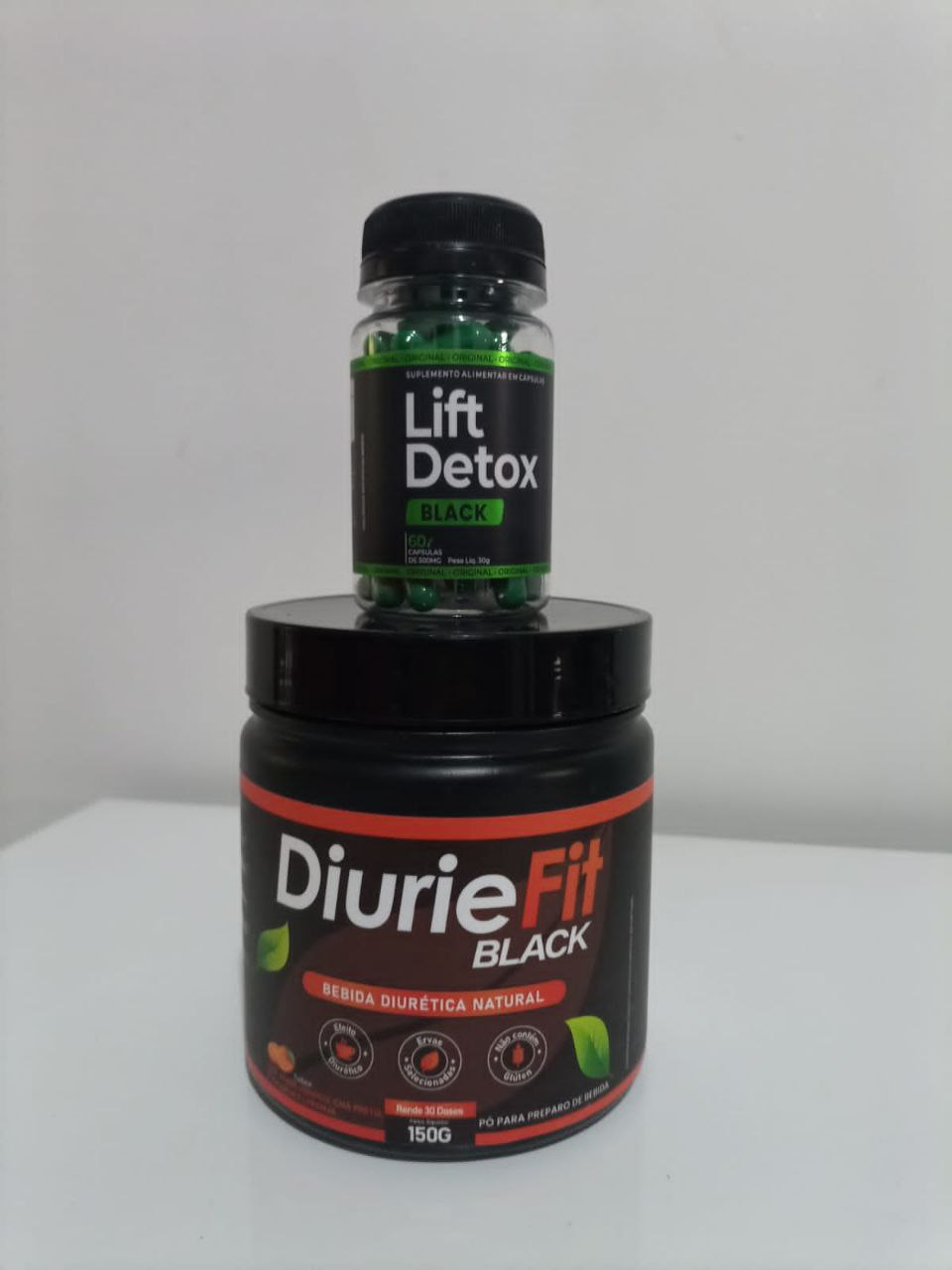 Pote do Diurie Fit Black com Lift Detox em fundo branco mostrando embalagem detalhada