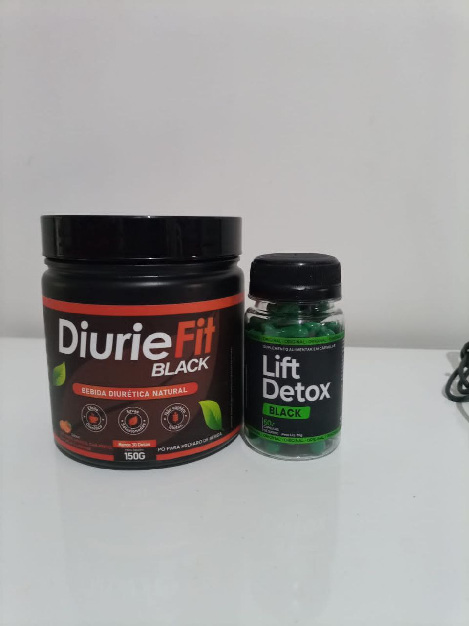 Pote do Diurie Fit Black com Lift Detox sobre mesa branca