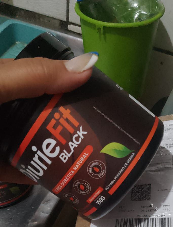 Diurie Fit Black — pote na mão com copo de bebida preparada