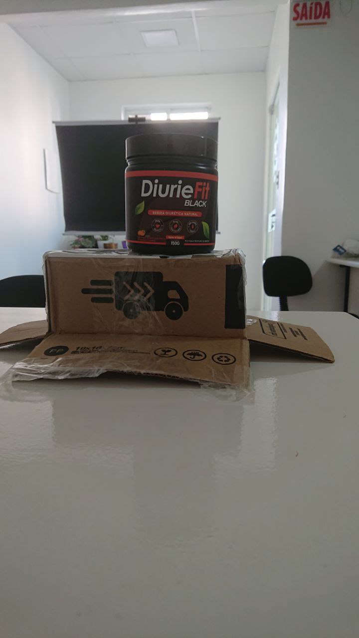 Diurie Fit Black — pote sobre caixa de entrega no escritório