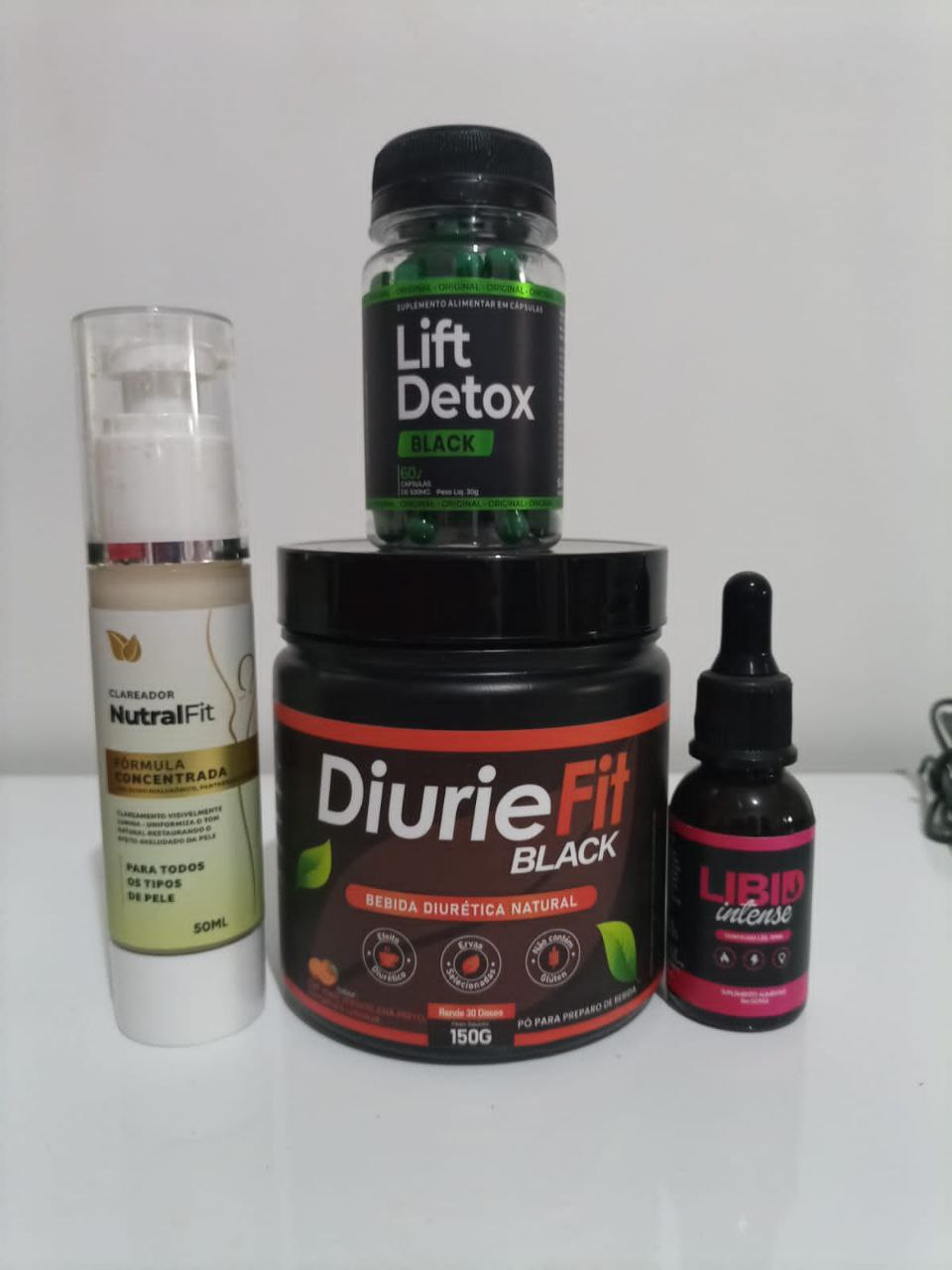 Diurie Fit Black com Lift Detox e outros produtos na mesa branca — combinação popular